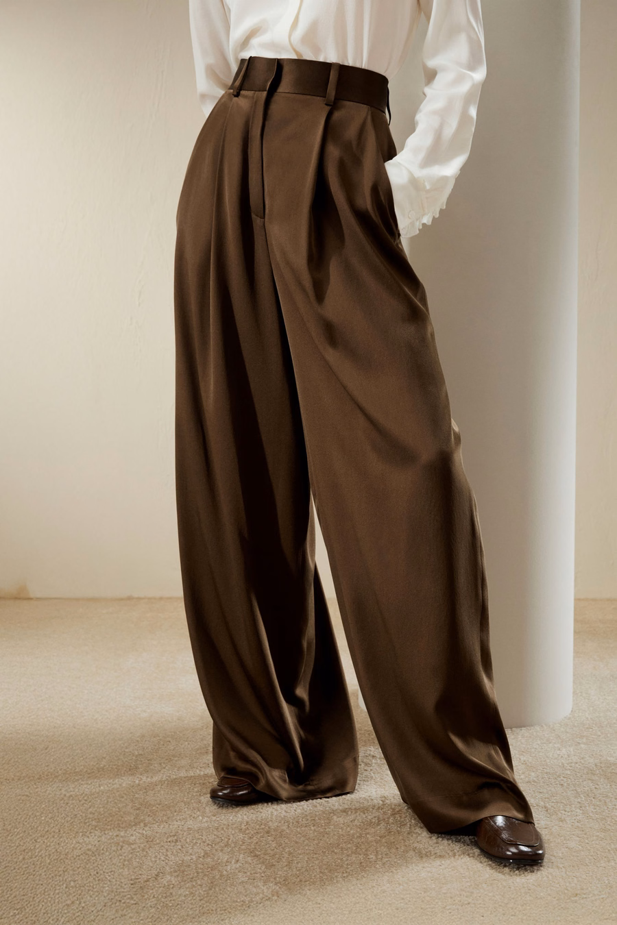 Hochtaillierte, weite, dichte Seidenhose