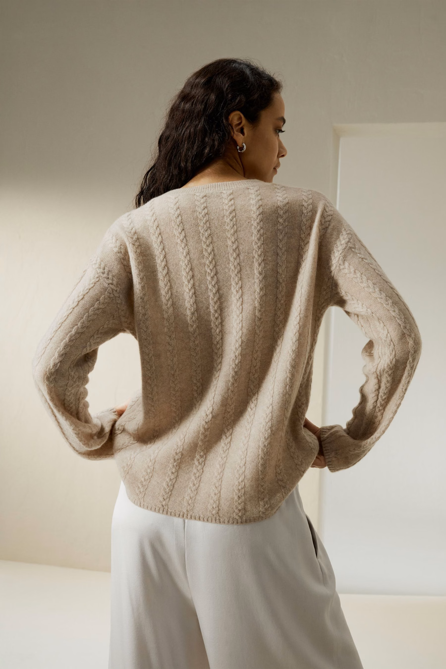 Semi-durchsichtiger Kabelstrick-Kaschmirpullover
