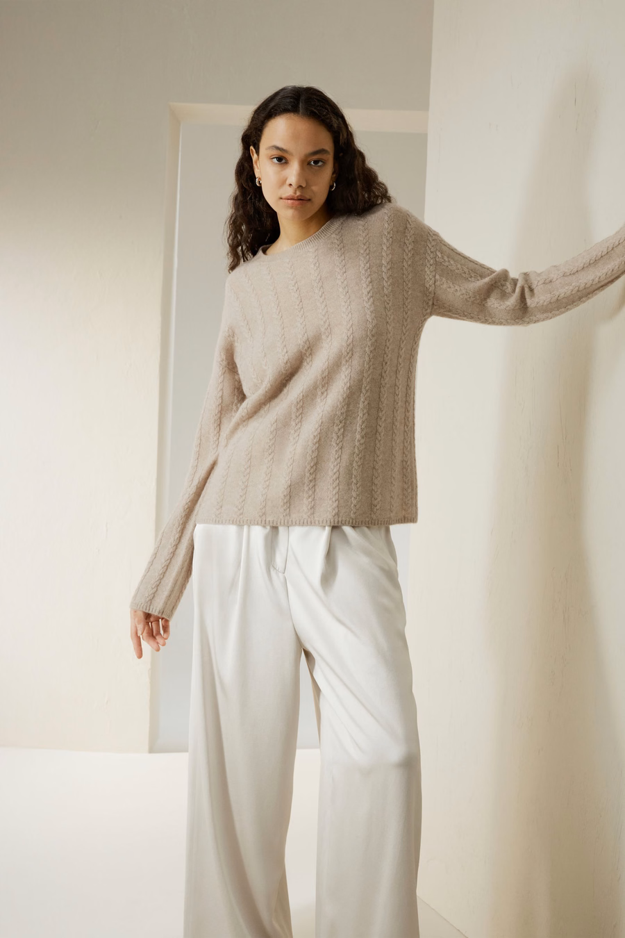 Semi-durchsichtiger Kabelstrick-Kaschmirpullover