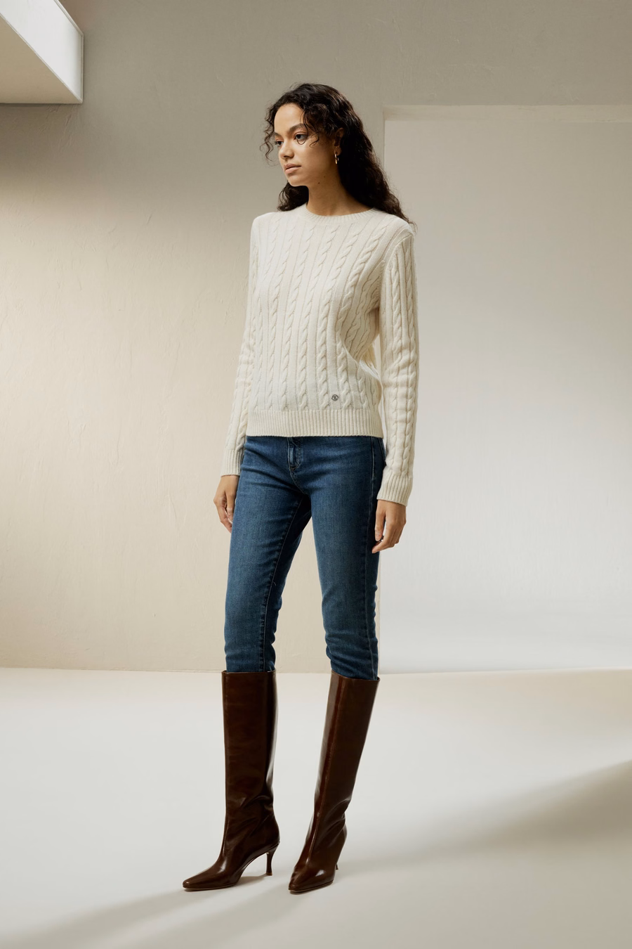 Klassischer Kabelstrickpullover mit gerippten Kanten