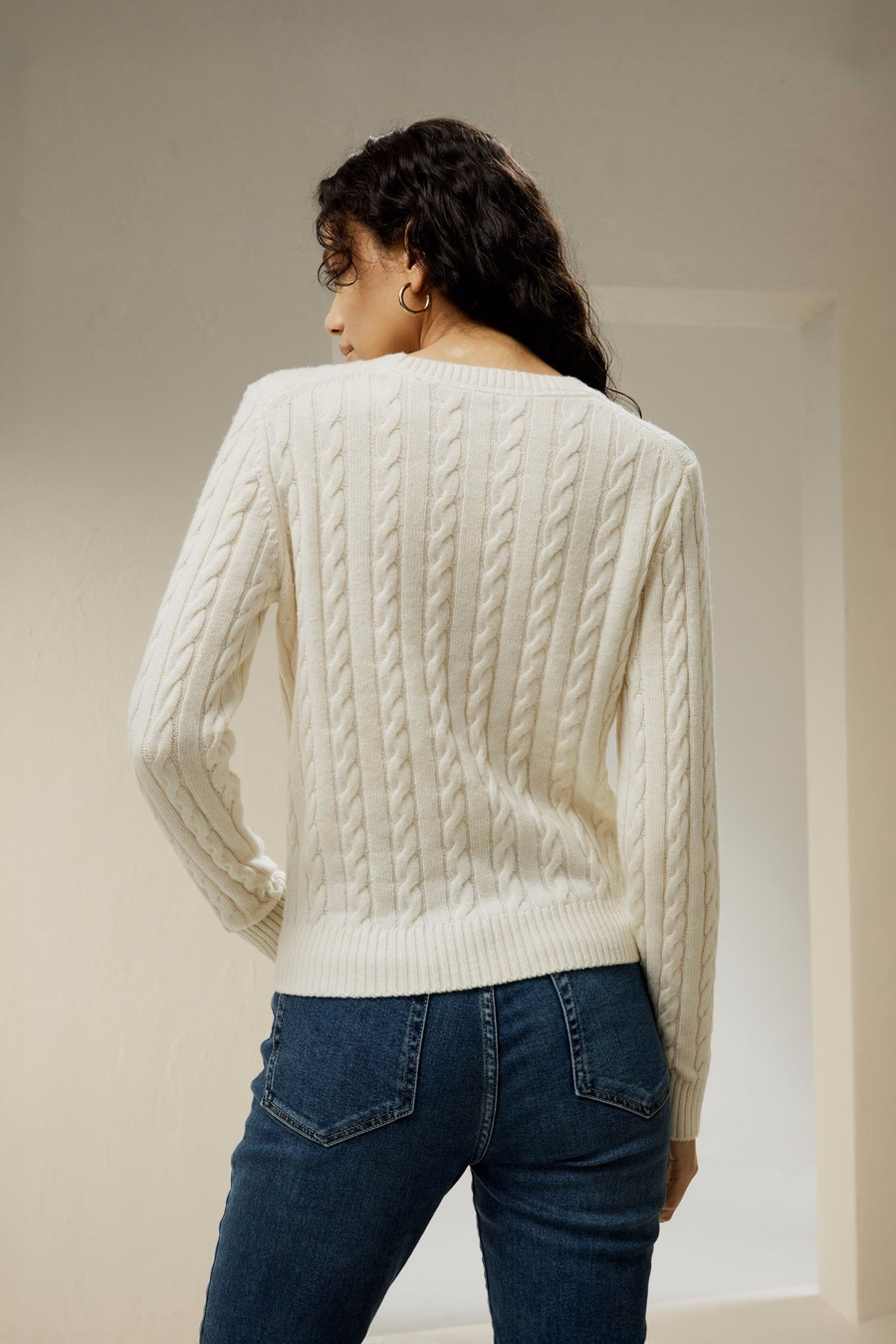 Klassischer Kabelstrickpullover mit gerippten Kanten