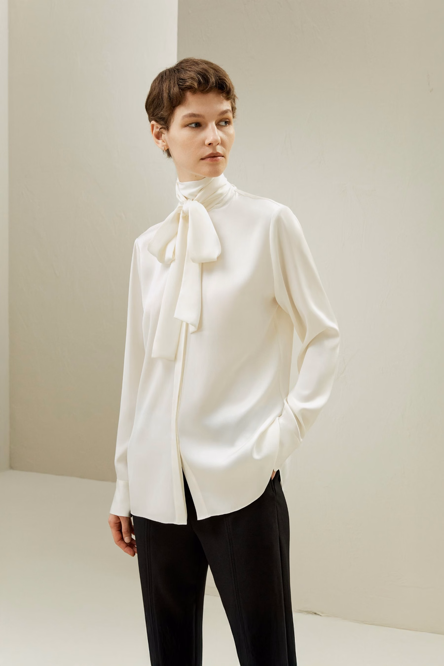 Seiden-Turtleneck-Ribbon-Bluse