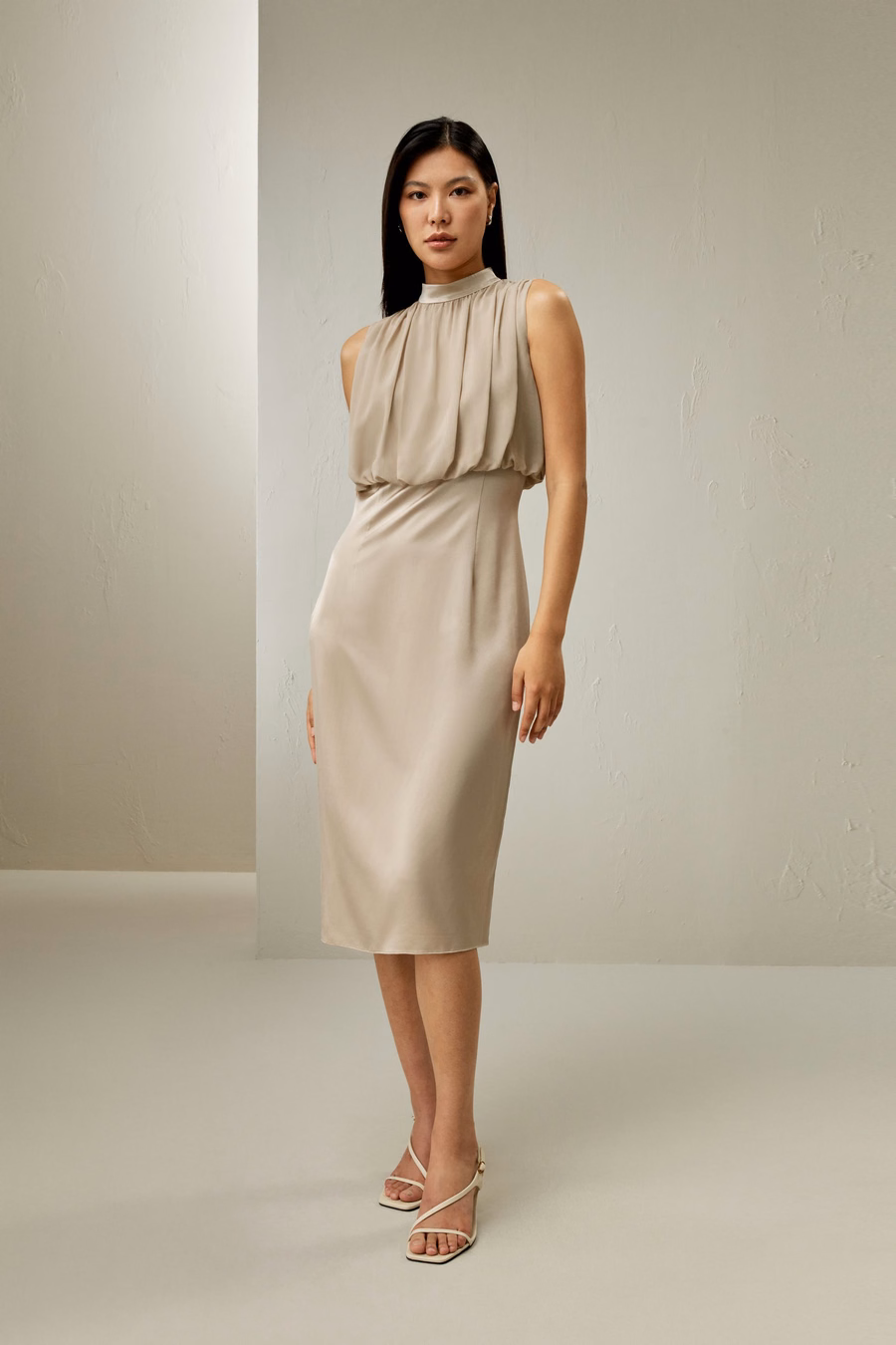 Faltenfreies ärmelloses Midi-Seidenkleid