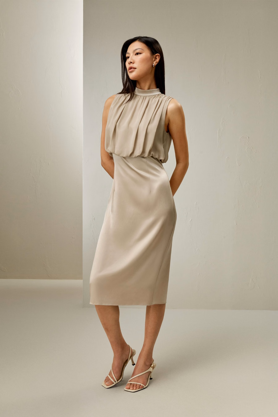 Faltenfreies ärmelloses Midi-Seidenkleid