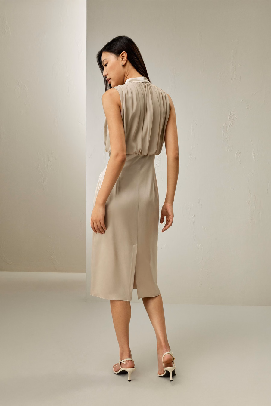 Faltenfreies ärmelloses Midi-Seidenkleid