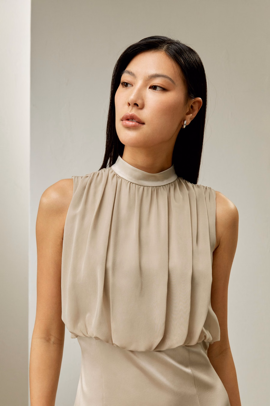 Faltenfreies ärmelloses Midi-Seidenkleid