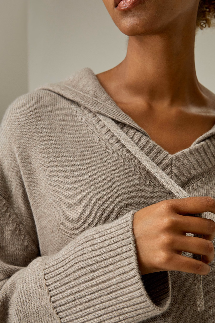 V-Ausschnitt Hoodie aus Wolle-Kaschmir-Mischung