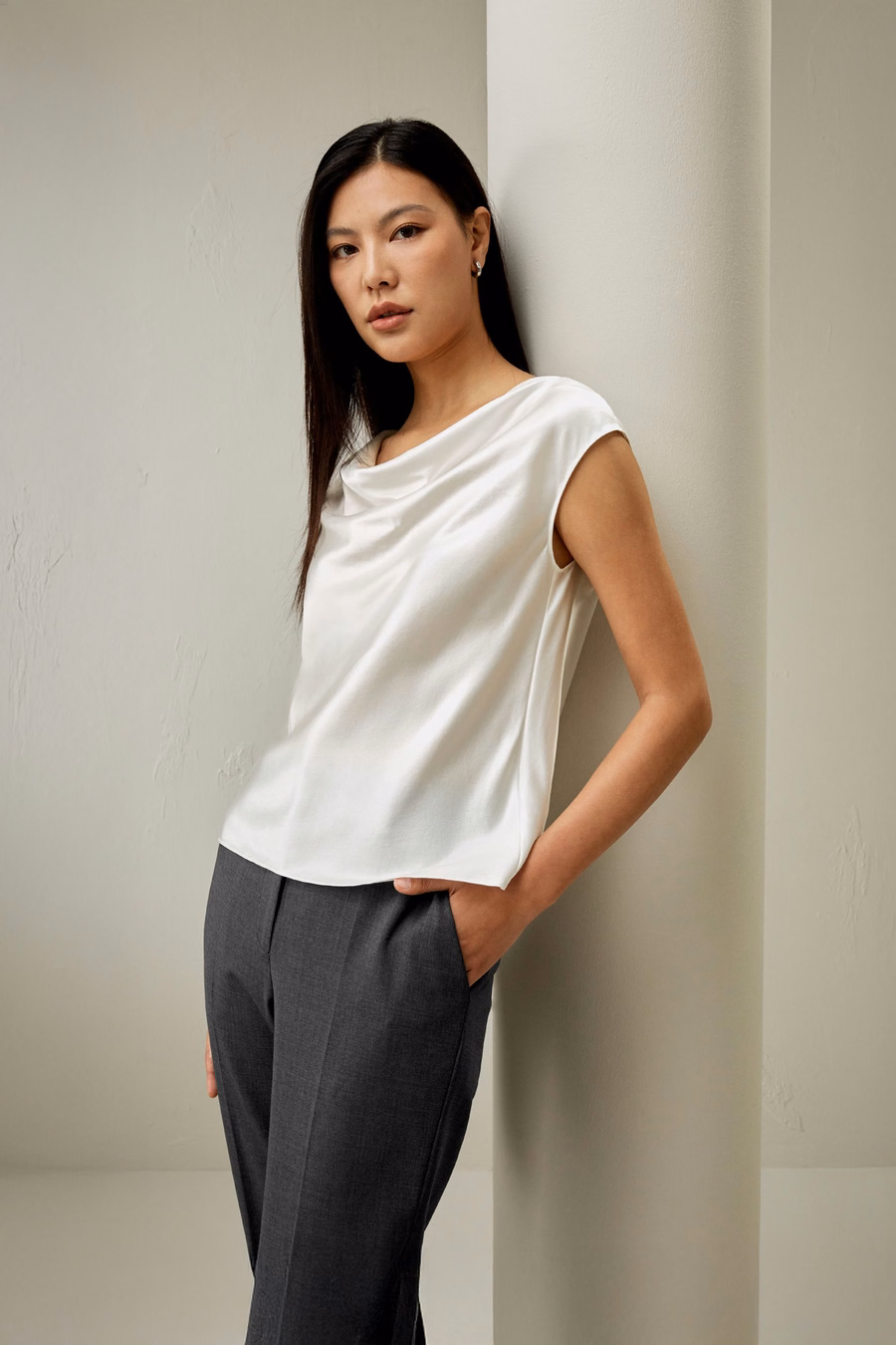 Seiden-Charméuse-Top mit Cowl-Neck