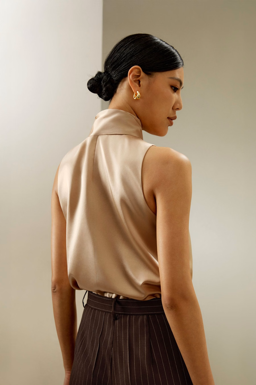 Ärmellose Seidenbluse mit Bindeband
