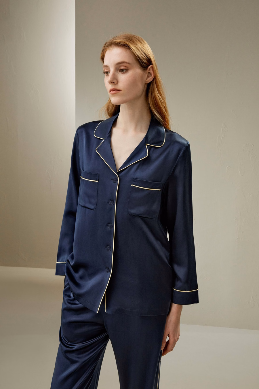 Gold-Piping Seiden-Pyjama-Set