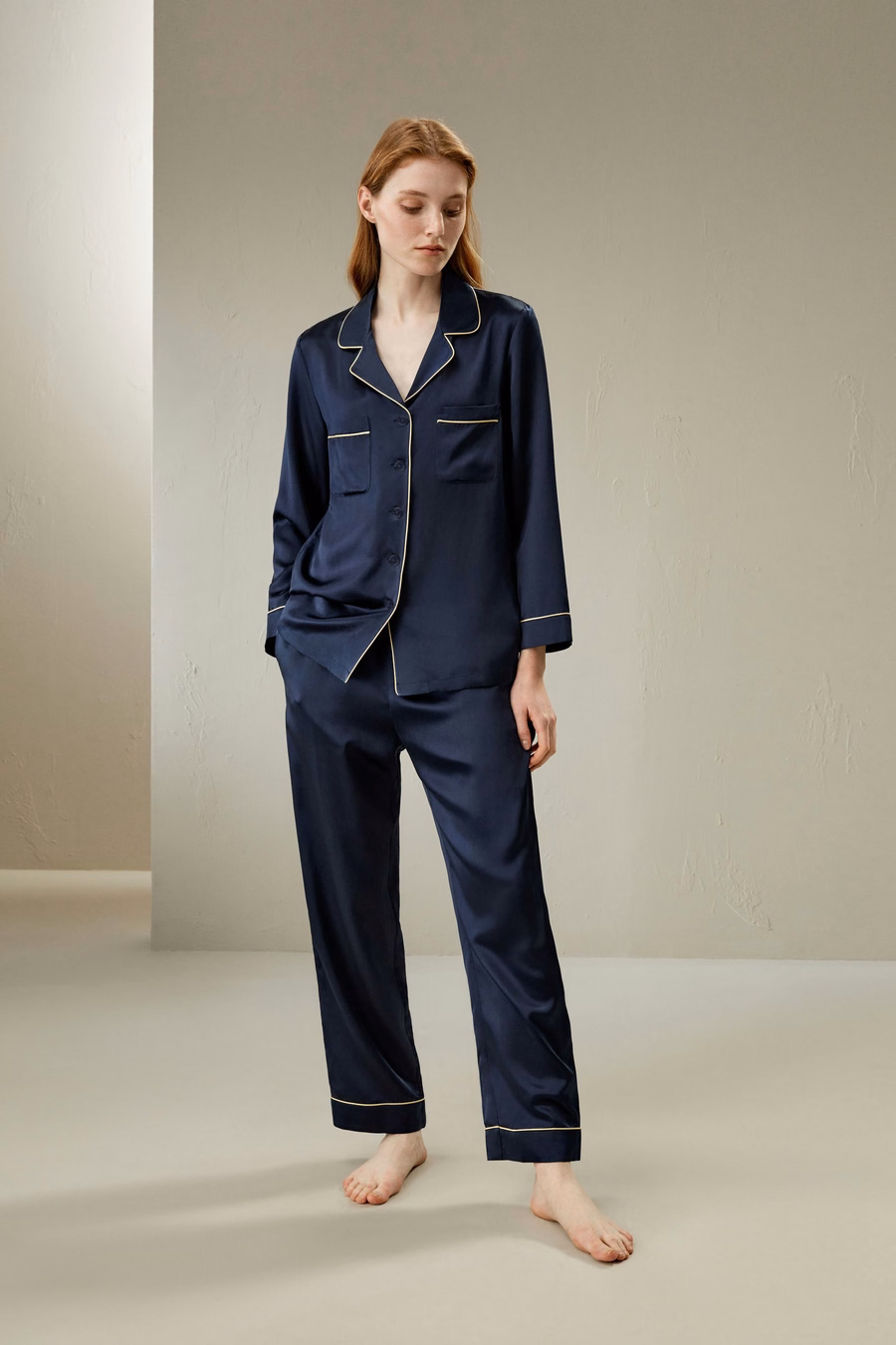 Gold-Piping Seiden-Pyjama-Set