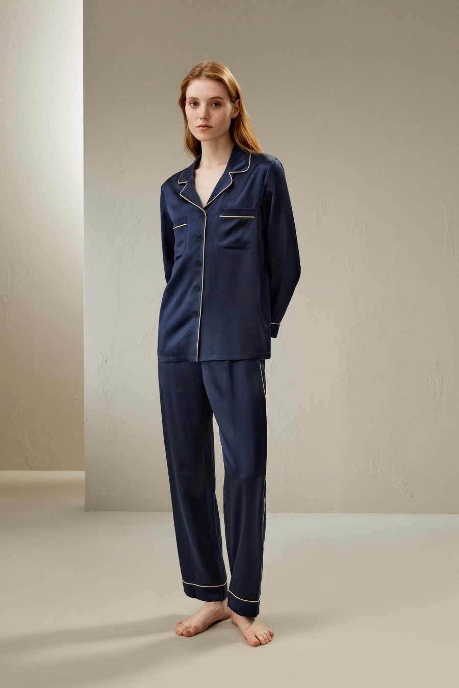 Gold-Piping Seiden-Pyjama-Set