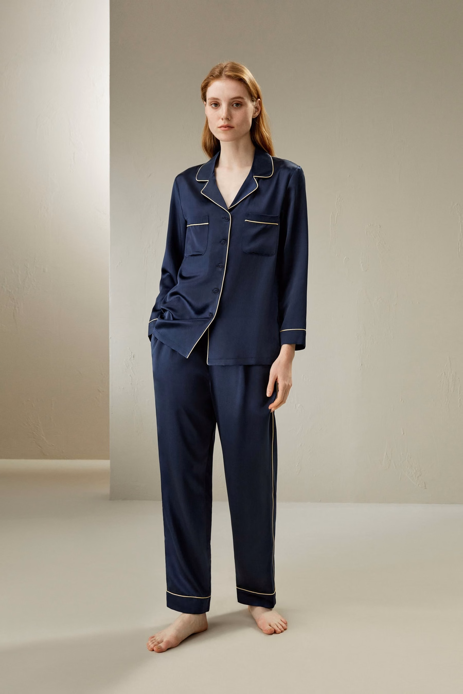 Gold-Piping Seiden-Pyjama-Set