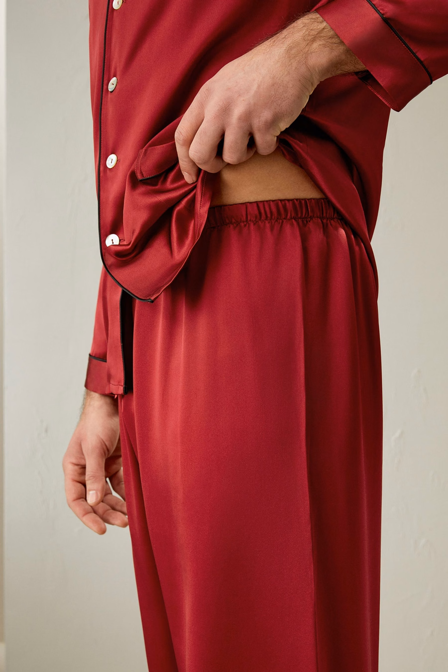 Langärmliges Seiden-Pyjama-Set mit Kontrastbesatz