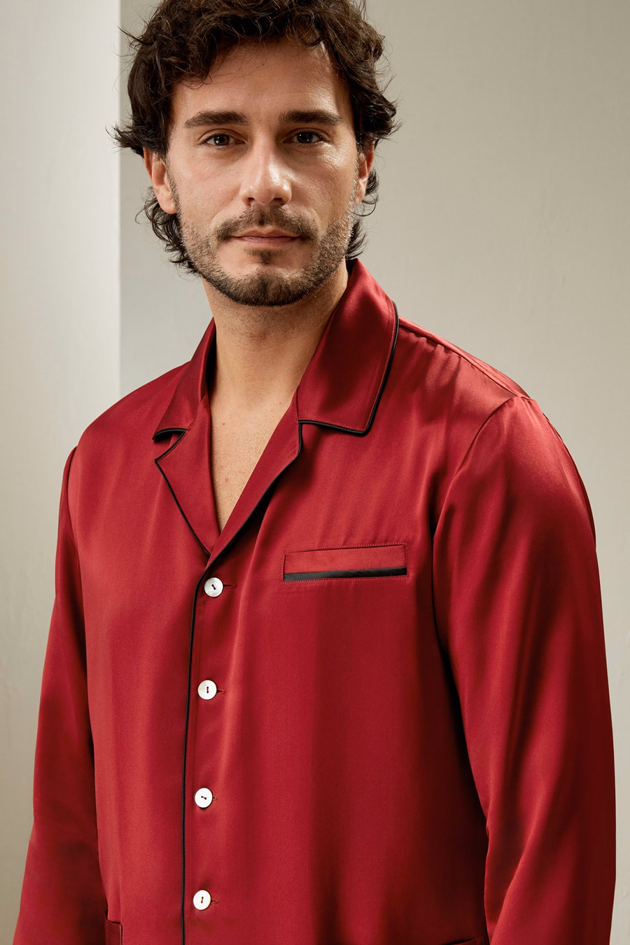Langärmliges Seiden-Pyjama-Set mit Kontrastbesatz