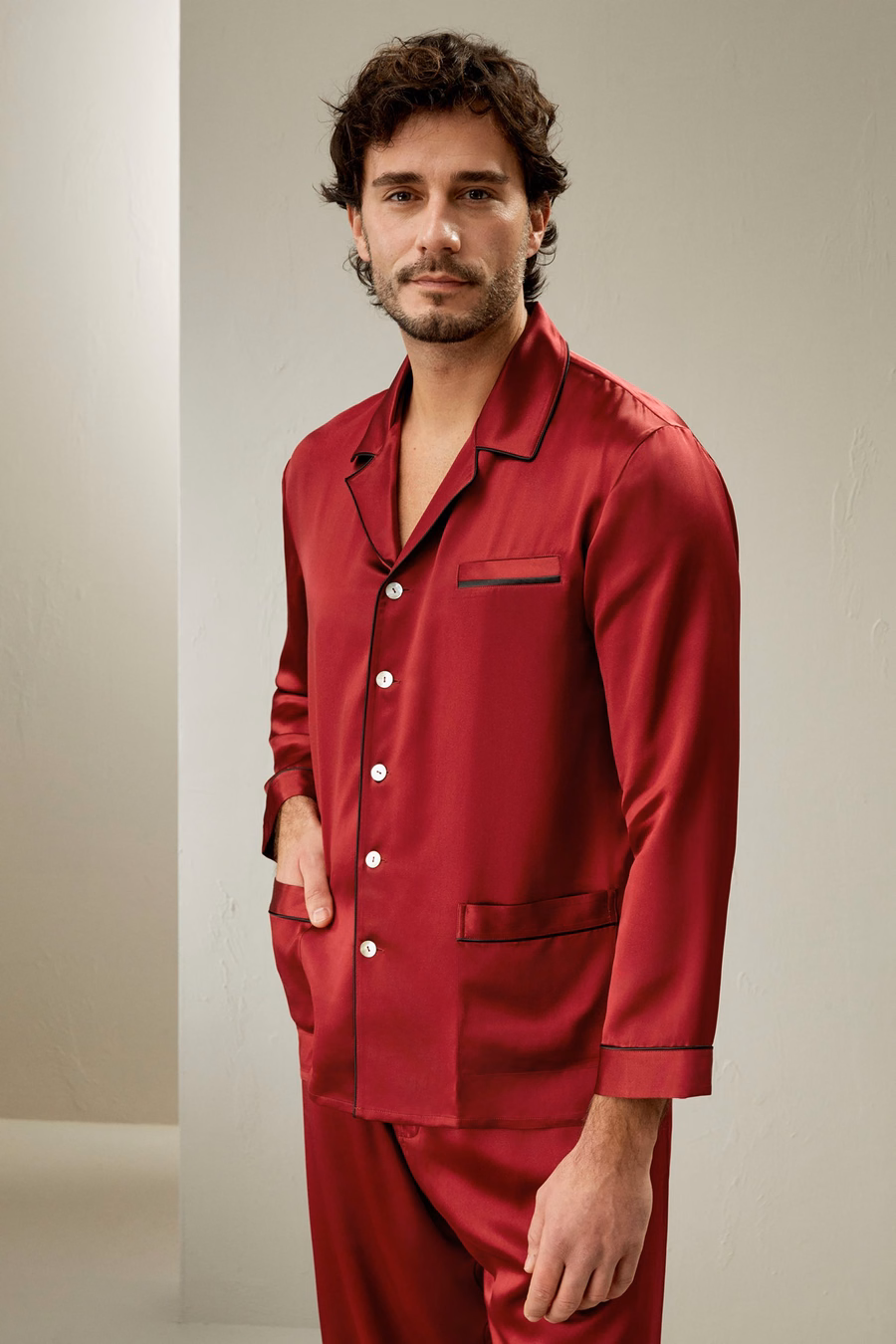 Langärmliges Seiden-Pyjama-Set mit Kontrastbesatz