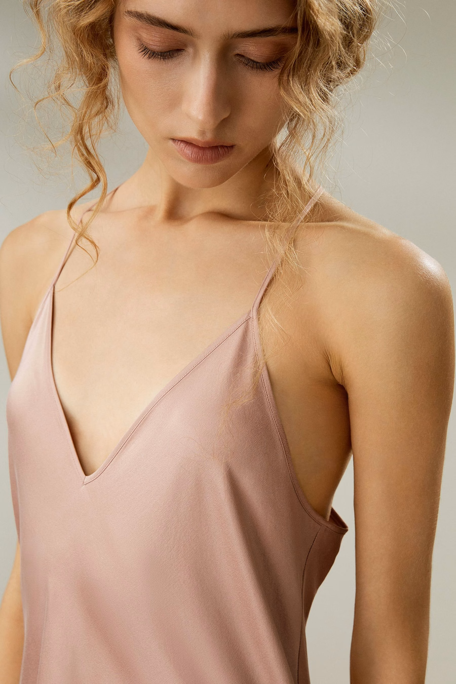 Minimalistisches Seiden-Suede Maxi-Nachtkleid
