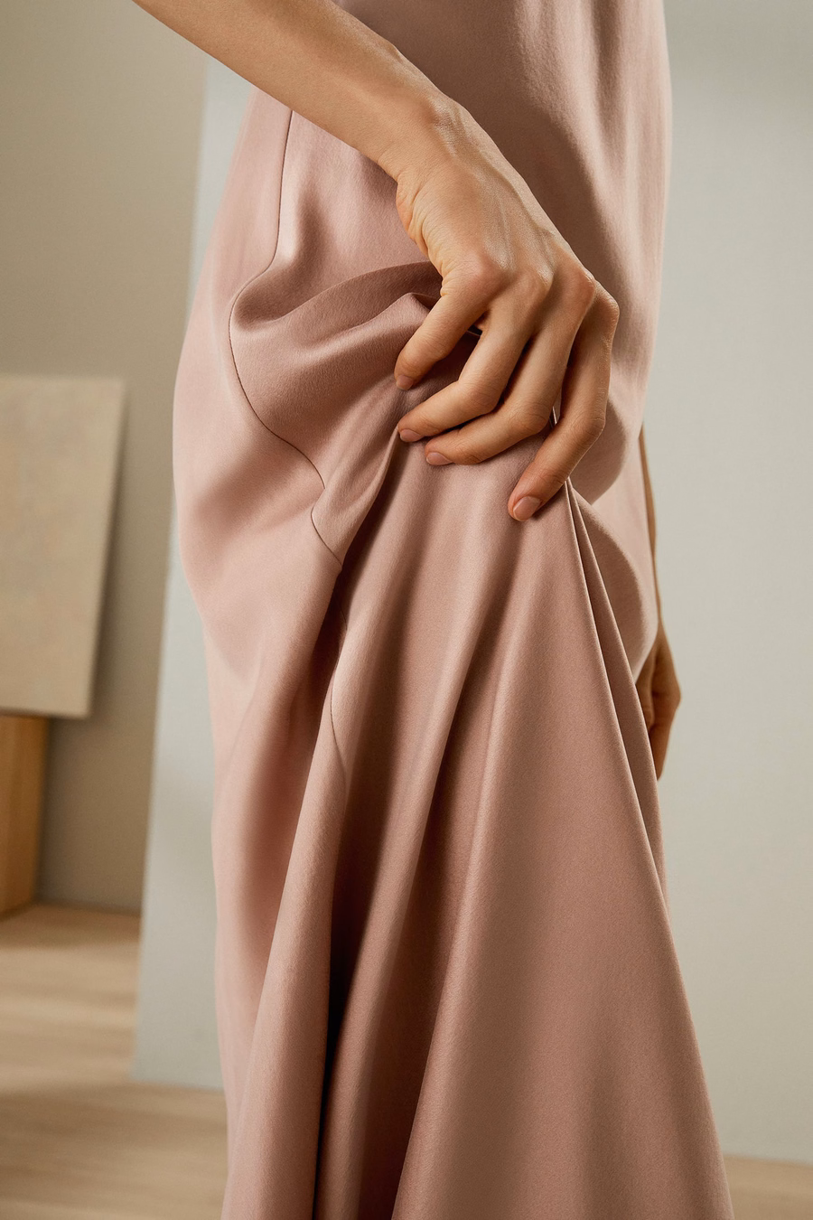 Minimalistisches Seiden-Suede Maxi-Nachtkleid