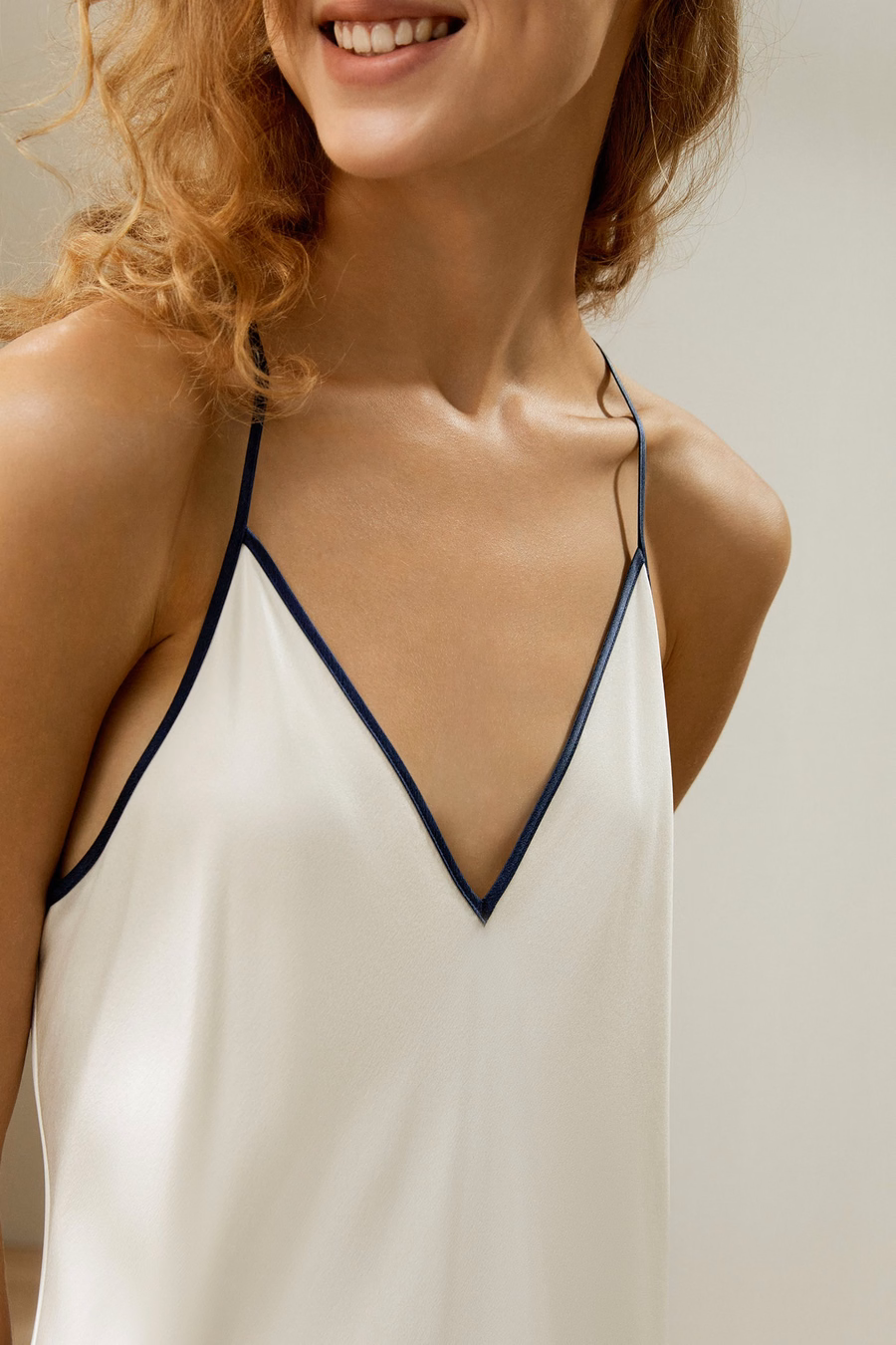 Kontrast Piping Seiden-Suede Maxi-Nachtkleid