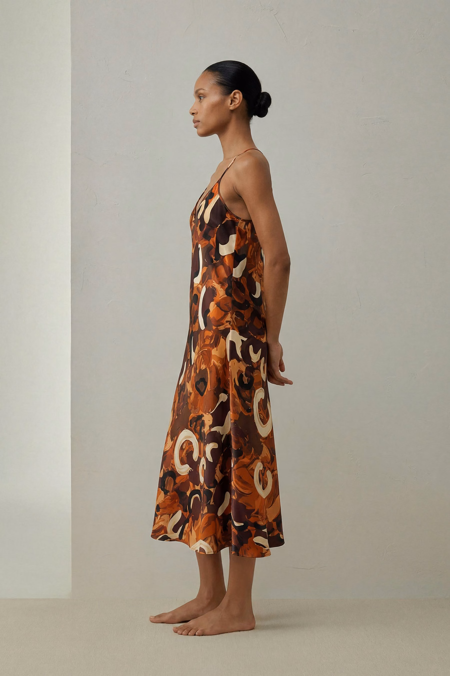 Minimalistisches Seidenprint-Maxikleid