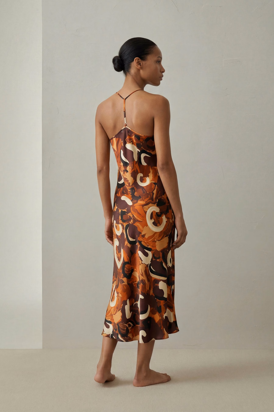 Minimalistisches Seidenprint-Maxikleid