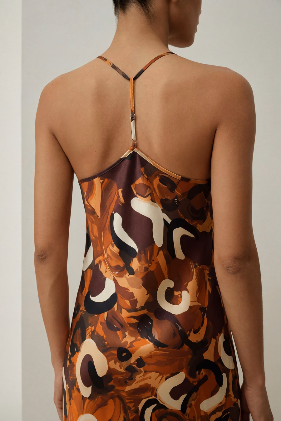 Minimalistisches Seidenprint-Maxikleid