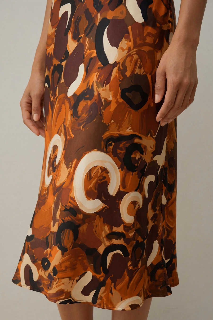 Minimalistisches Seidenprint-Maxikleid