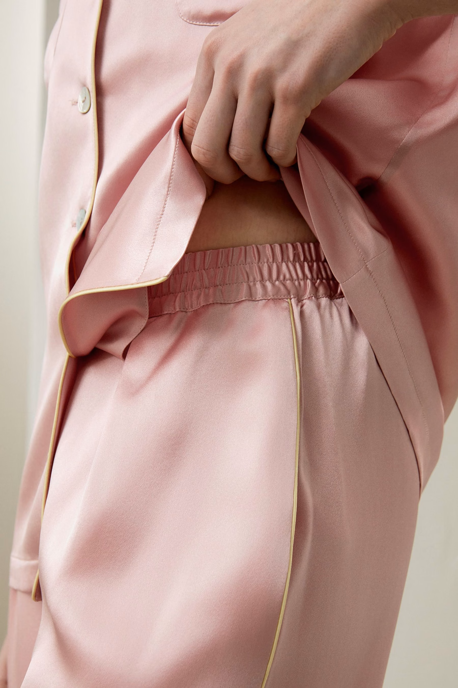 Gold-Piping Seiden-Pyjama-Set