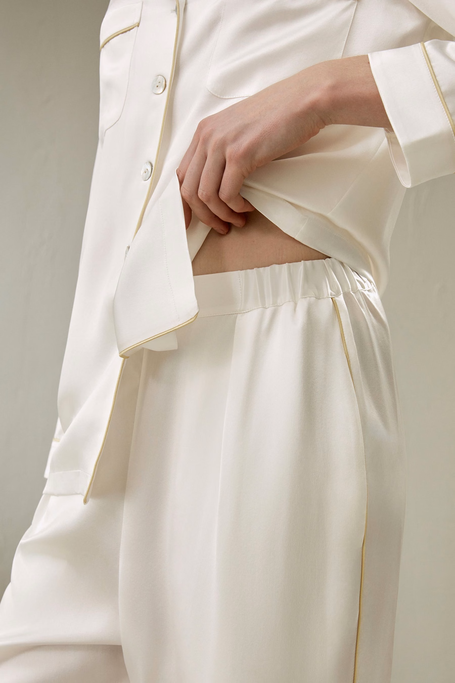 Gold-Piping Seiden-Pyjama-Set