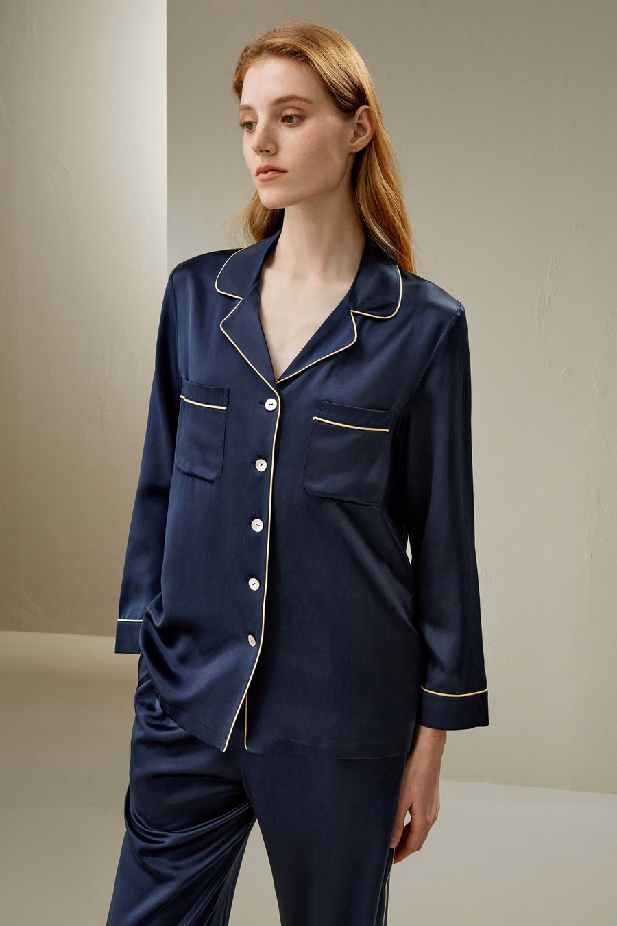 Gold-Piping Seiden-Pyjama-Set