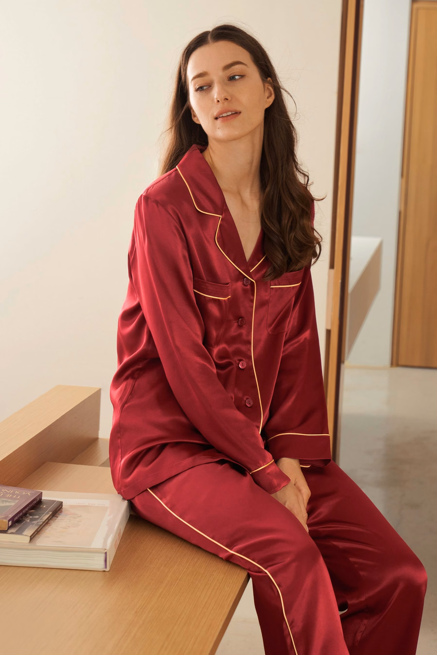 Gold-Piping Seiden-Pyjama-Set