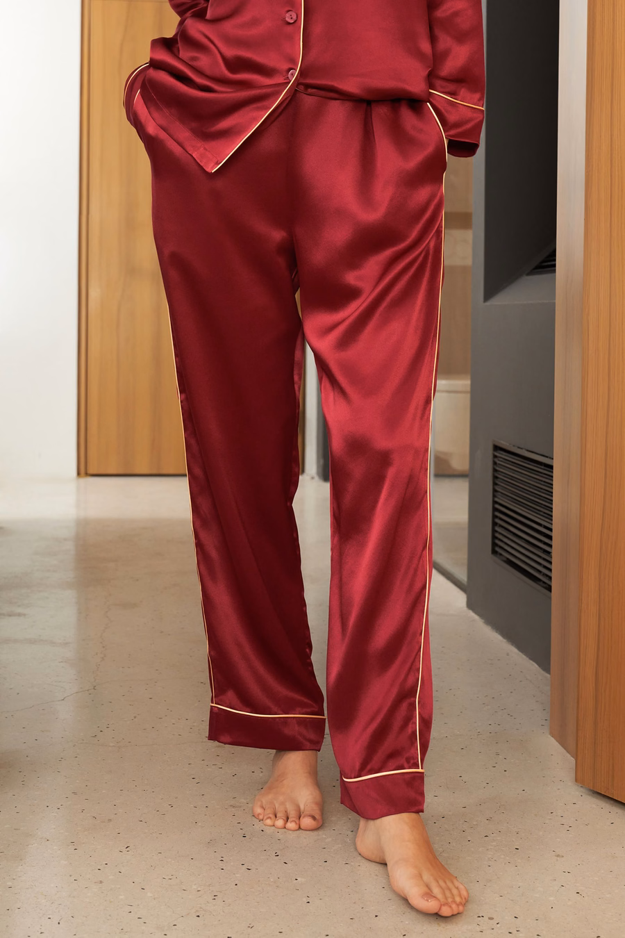 Gold-Piping Seiden-Pyjama-Set