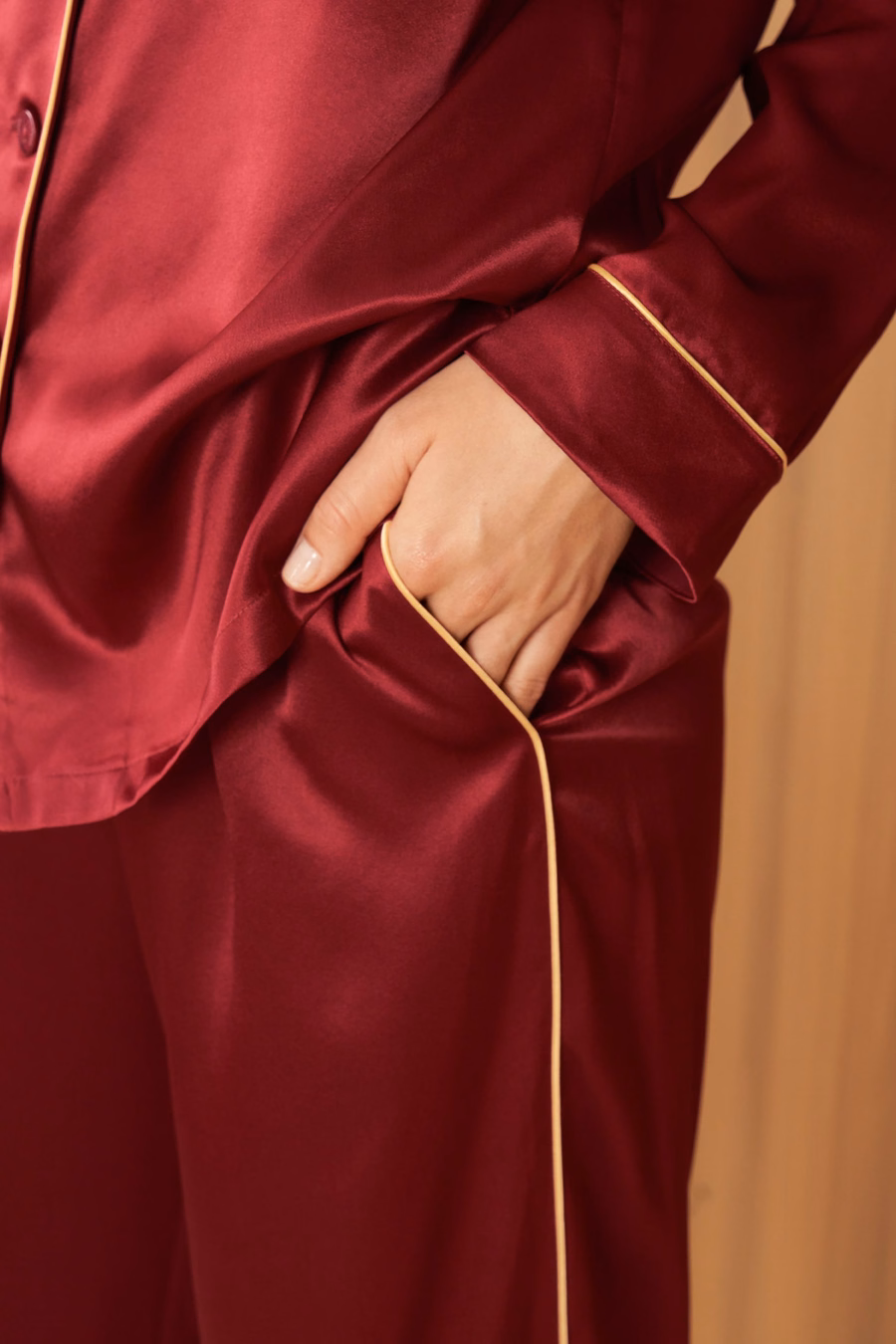 Gold-Piping Seiden-Pyjama-Set