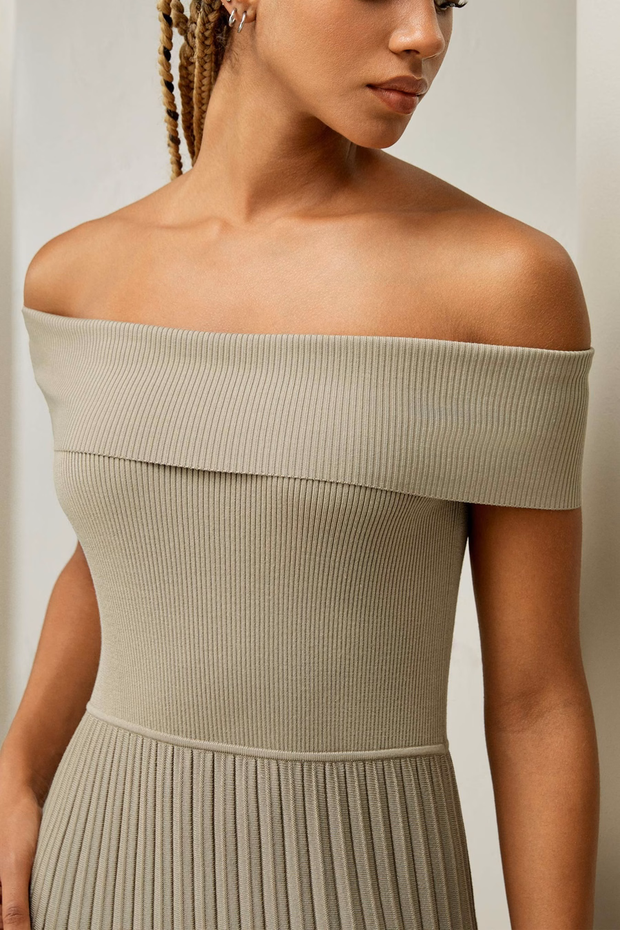 Schulterfreies Hybrid-Faltenkleid