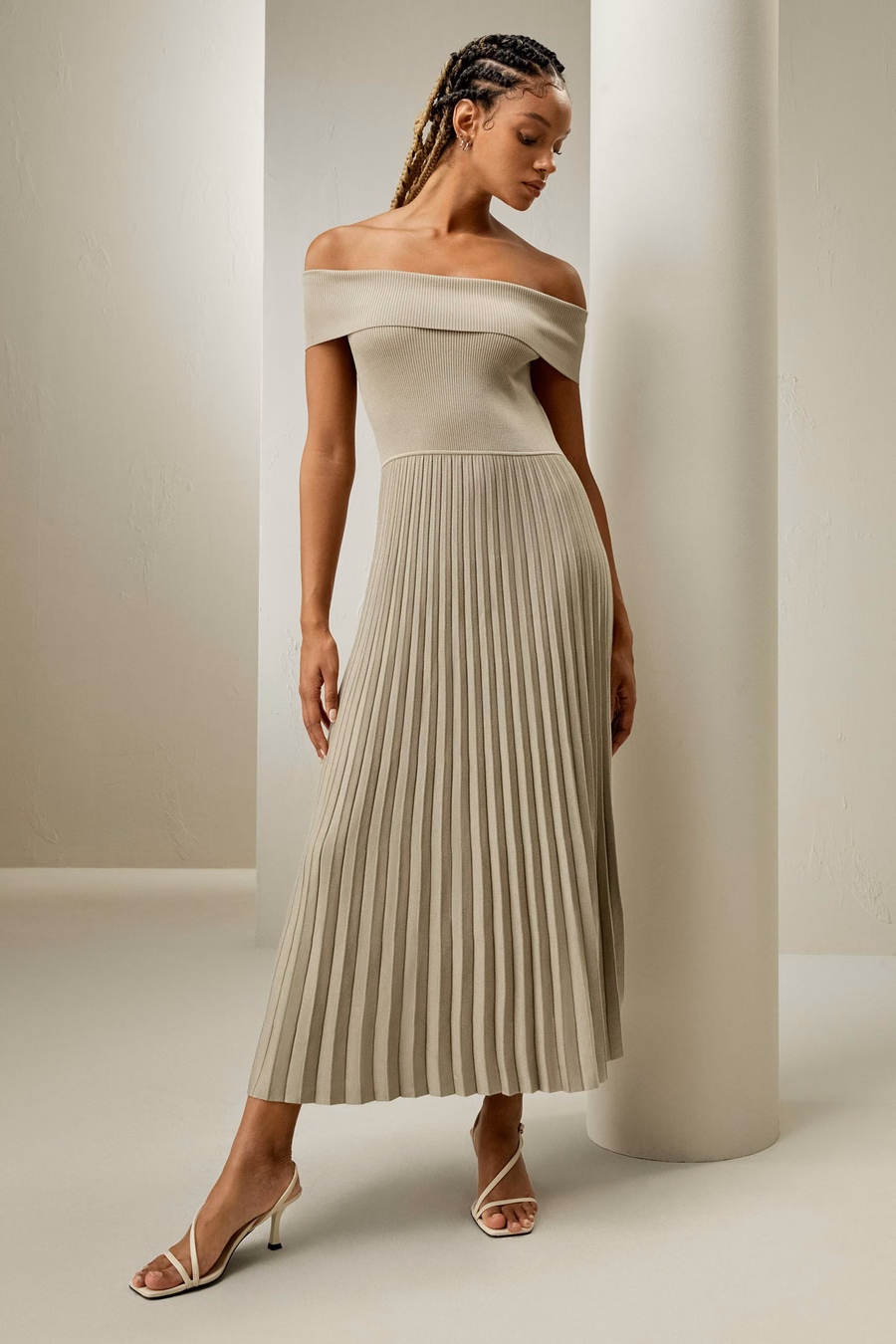 Schulterfreies Hybrid-Faltenkleid