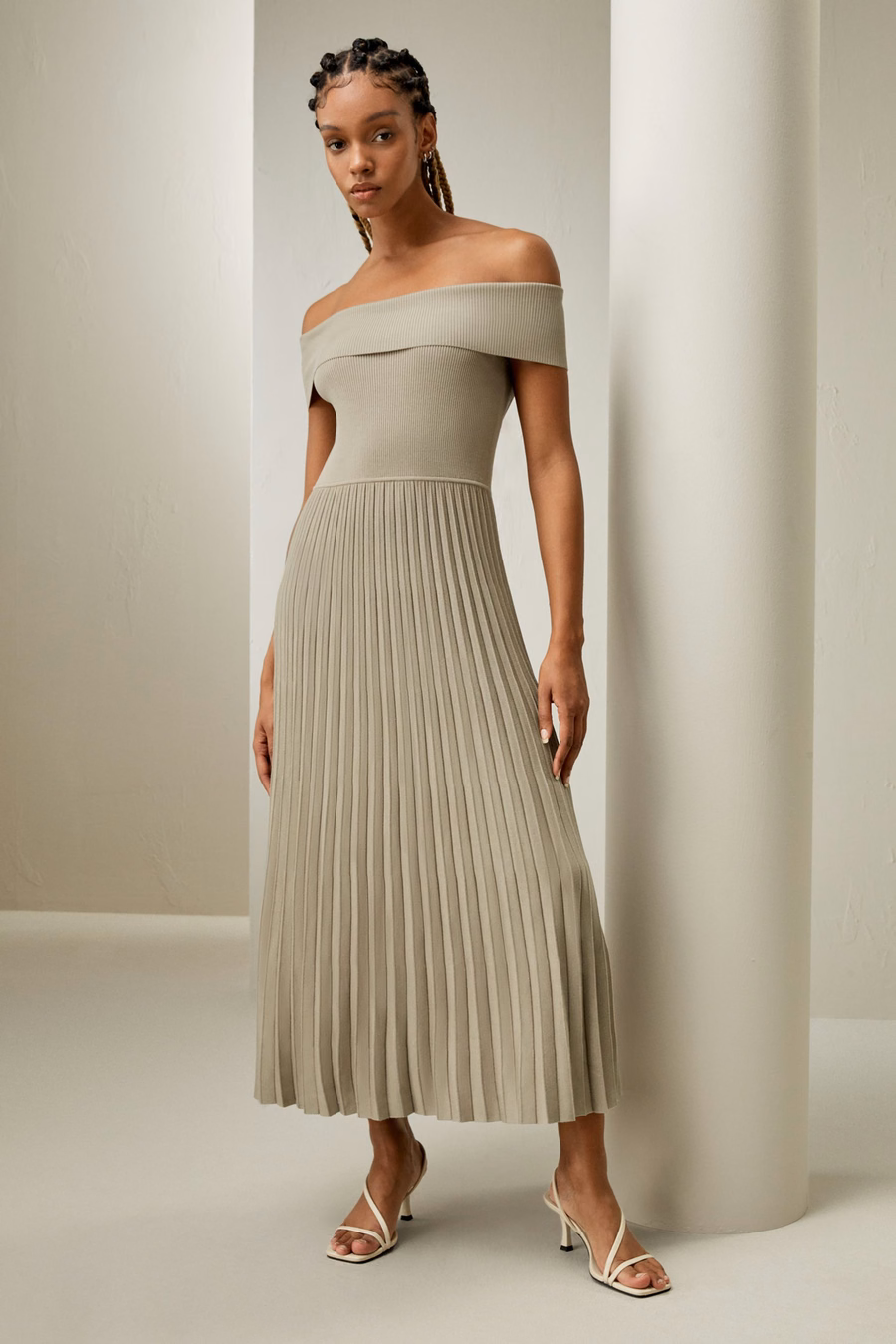 Schulterfreies Hybrid-Faltenkleid