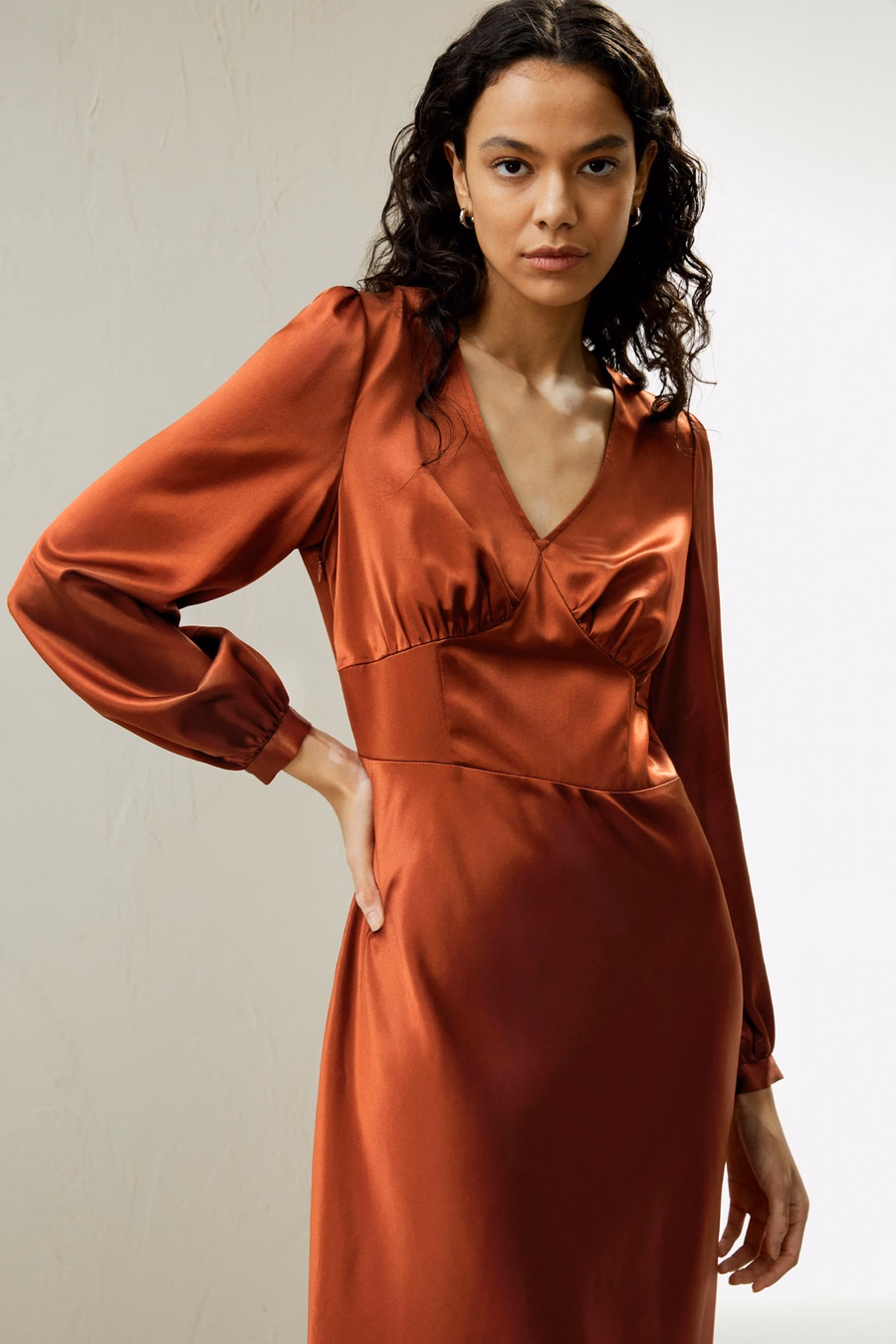 V-Ausschnitt Seidenkleid mit Taillenband