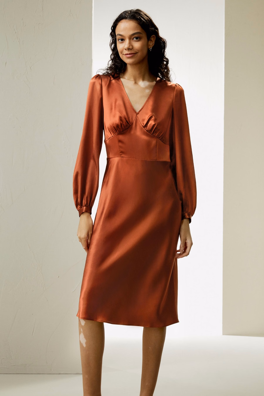 V-Ausschnitt Seidenkleid mit Taillenband