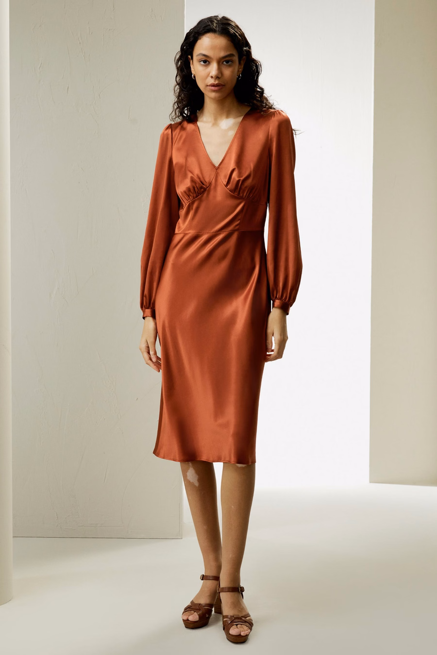 V-Ausschnitt Seidenkleid mit Taillenband