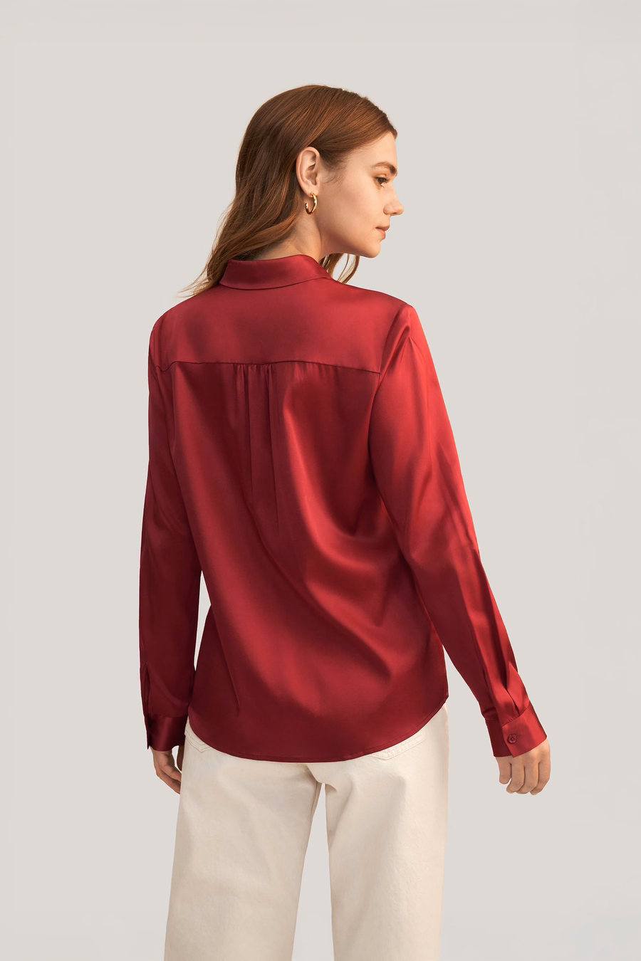 Langärmlige Bluse aus Seide mit Kragen