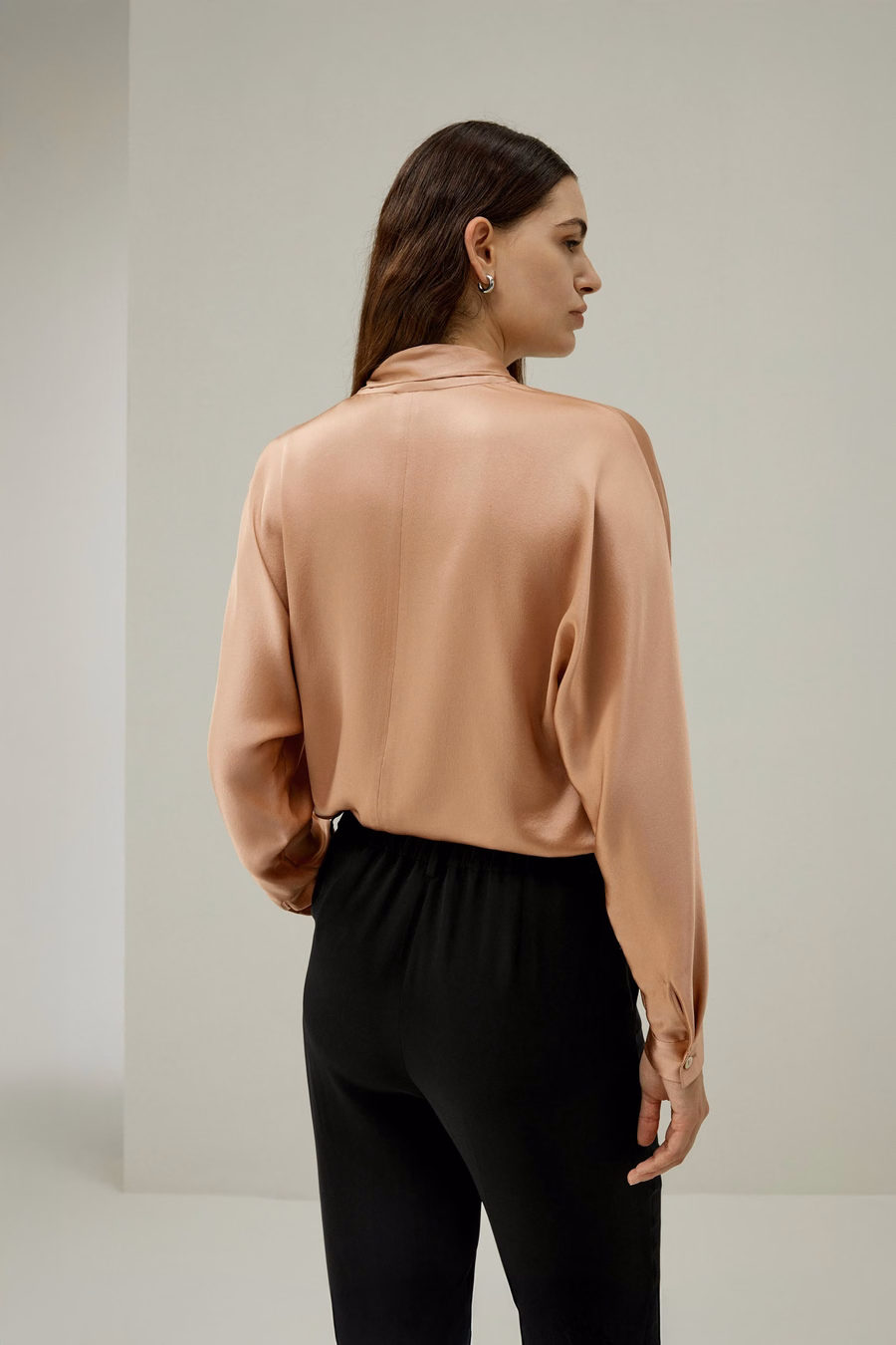 Bat Sleeve Seidenoberteil mit verstellbarem Halstuch