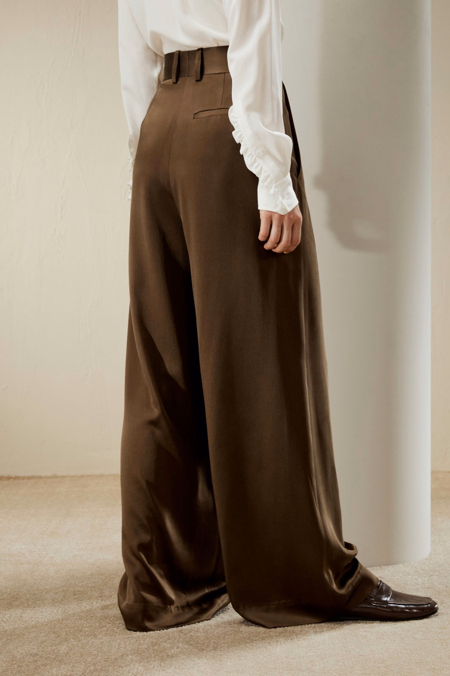 Hochtaillierte, weite, dichte Seidenhose