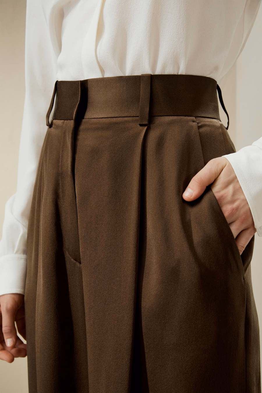 Hochtaillierte, weite, dichte Seidenhose