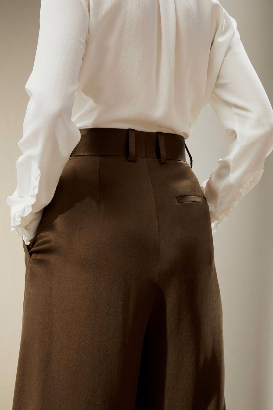 Hochtaillierte, weite, dichte Seidenhose