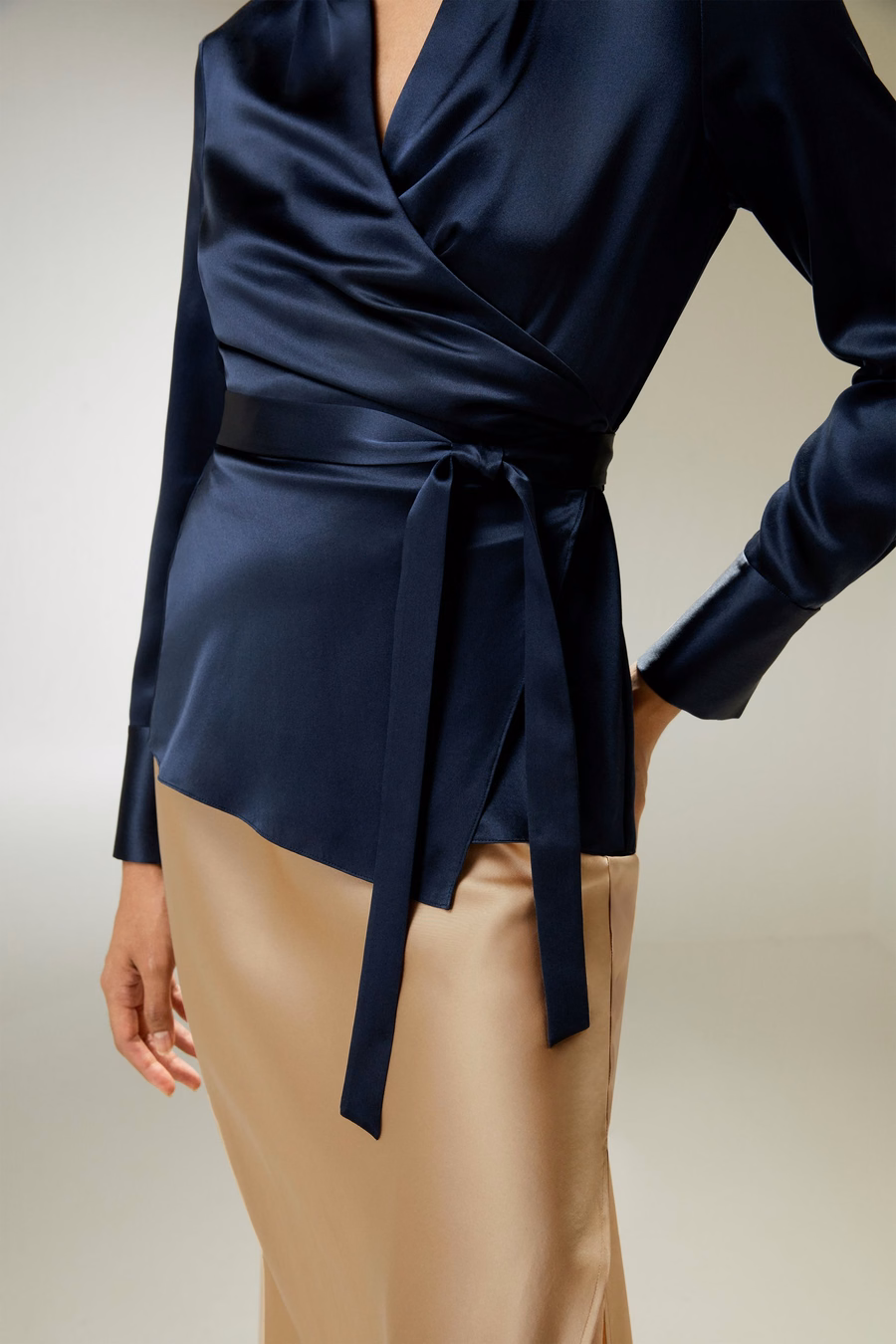 Seidige Wickelbluse